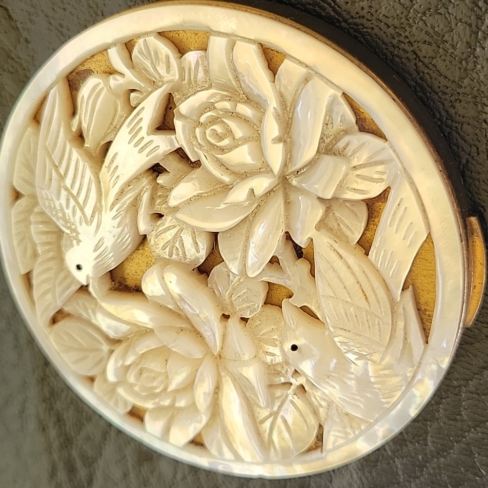 Gorgeous Carved MOP Compact - Picture 3 of 10